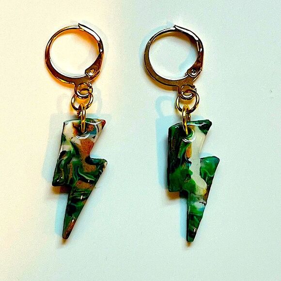 NEW Green Faux Stone Swirl Lightning Bolt Polymer Clay Dangle Earrings - Picture 1 of 2